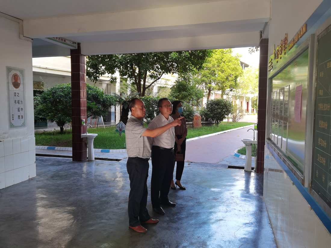 图2 钟局检查校务公开栏.jpg