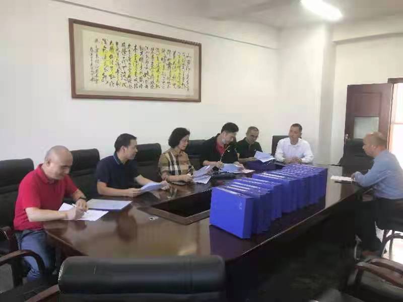 图3 检查组与学校负责人座谈.jpg