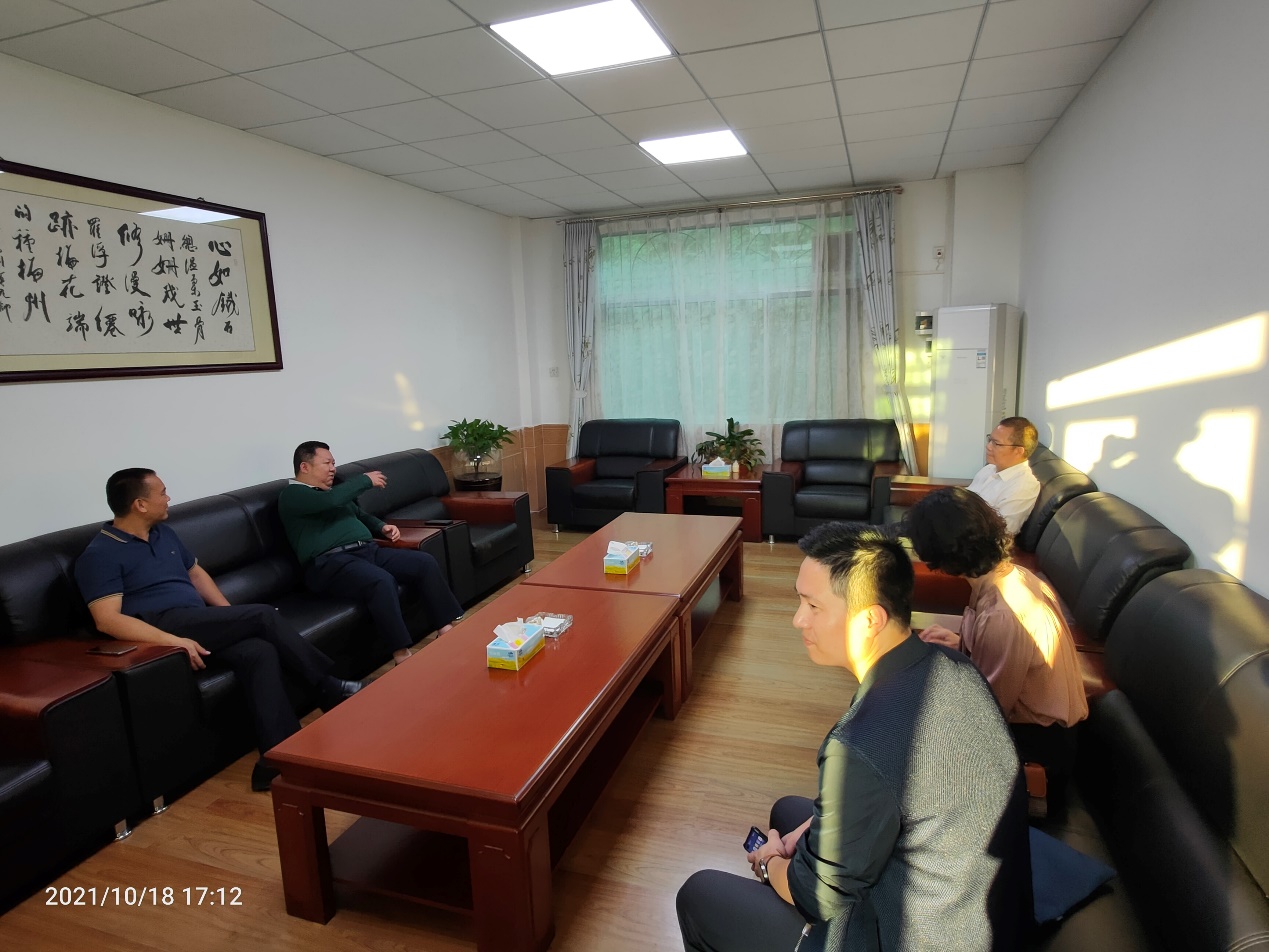 图6 检查组到梅南镇政府慰问市教育局帮镇扶村工作队队员.jpg